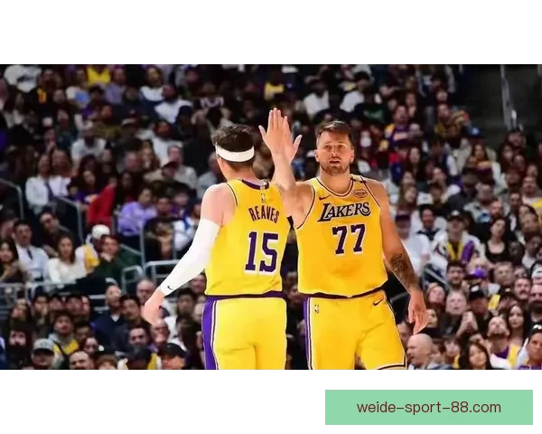 詹东里组合战热火状态成疑 湖人凌晨4点才抵达迈阿密酒店